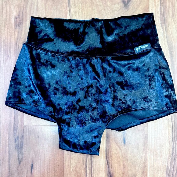 High-Waisted Velvet Marble Booty Shorts for Pole Dance - Black with Heart Design - Picture 4 of 6